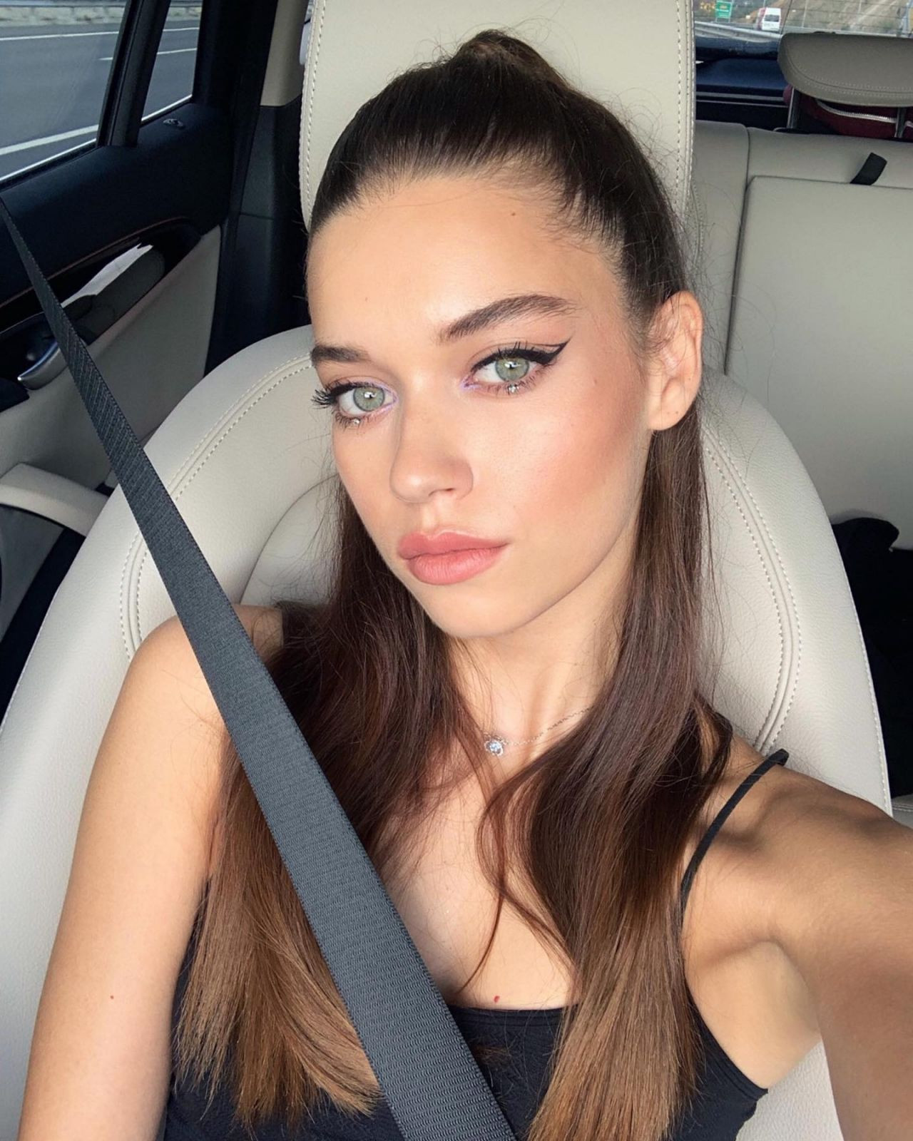 Yalı Çapkını'nın Seyran'ı Afra Saraçoğlu'nun sutyensiz pozuna yorum yağdı: "Yerli Bella Hadid" 6 Yalı Çapkını'nın Seyran'ı Afra Saraçoğlu'nun sutyensiz pozuna yorum yağdı: "Yerli Bella Hadid"