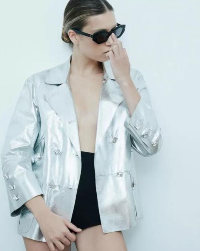 Yalı Çapkını'nın Seyran'ı Afra Saraçoğlu'nun sutyensiz pozuna yorum yağdı: "Yerli Bella Hadid" 4 Yalı Çapkını'nın Seyran'ı Afra Saraçoğlu'nun sutyensiz pozuna yorum yağdı: "Yerli Bella Hadid"