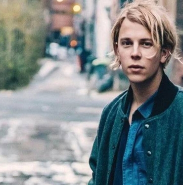 Another Love şarkısıyla tanınan Tom Odell'in Türkiye'den çöp konteyneri paylaşması gündem oldu 10 Another Love şarkısıyla tanınan Tom Odell'in Türkiye'den çöp konteyneri paylaşması gündem oldu
