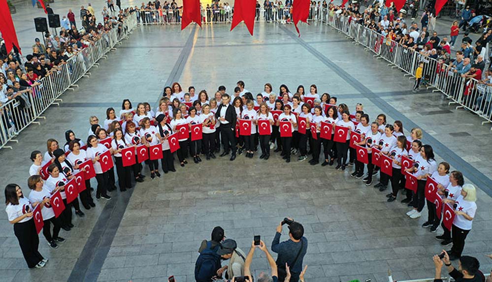 Aydın'da 99 kadın, Cumhuriyet Bayramı dolayısıyla zeybek oynadı