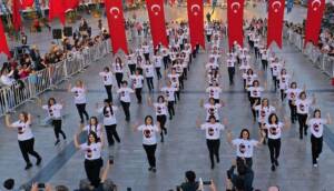 Aydın'da 99 kadın, Cumhuriyet Bayramı dolayısıyla zeybek oynadı