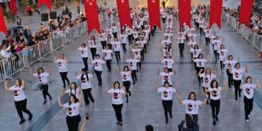 Aydın'da-99-kadın,-Cumhuriyet-Bayramı-dolayısıyla-zeybek-oynadı