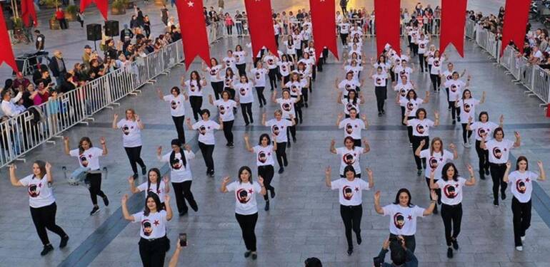 Aydın'da 99 kadın, Cumhuriyet Bayramı dolayısıyla zeybek oynadı 6 Aydın'da-99-kadın,-Cumhuriyet-Bayramı-dolayısıyla-zeybek-oynadı