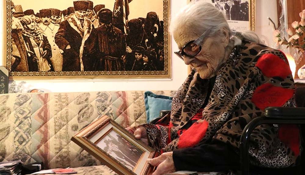 Cumhuriyet'in-ilanına-tanıklık-eden-Sabiha-öğretmenin-asırlık-gururu