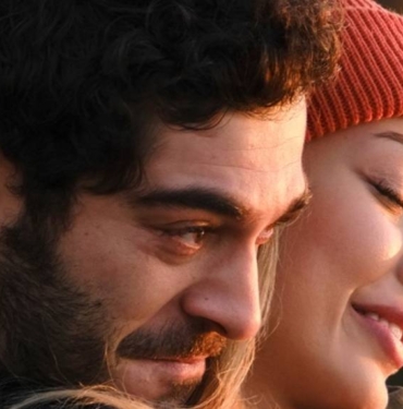 Dilan Çiçek Deniz ve Burak Deniz’i üçüncü kez bir araya getiren ‘Kal’ın yayın tarihi belli oldu: Anılar bağımlılık yapar 7 Dilan Çiçek Deniz ve Burak Deniz’i üçüncü kez bir araya getiren ‘Kal’ın yayın tarihi belli olduAnılar bağımlılık yapar
