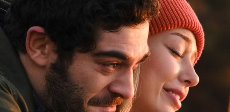 Dilan Çiçek Deniz ve Burak Deniz’i üçüncü kez bir araya getiren ‘Kal’ın yayın tarihi belli oldu: Anılar bağımlılık yapar