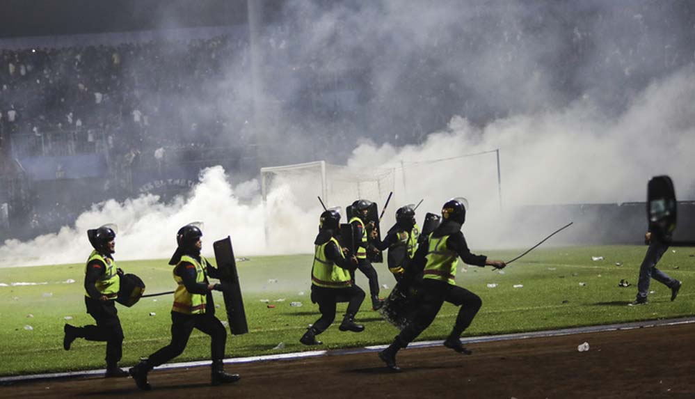 Endonezya'da futbol maçında izdiham: 129 kişi öldü, yüzlerce kişi yaralandı