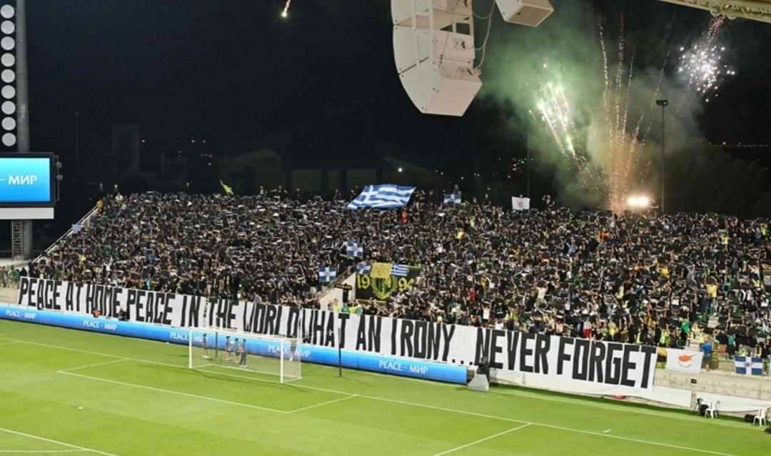 Fenerbahçe maçında görülmemiş skandal: AEK Larnaca taraftarları Atatürk'ün sözünü tiye aldı