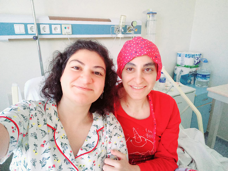 Kardeşinden nakledilen kök hücreyle ve eşinin desteğiyle lösemiyi atlayan kadın: "Kendimden vazgeçtiğimde bile yakınlarım benden hiç vazgeçmedi"