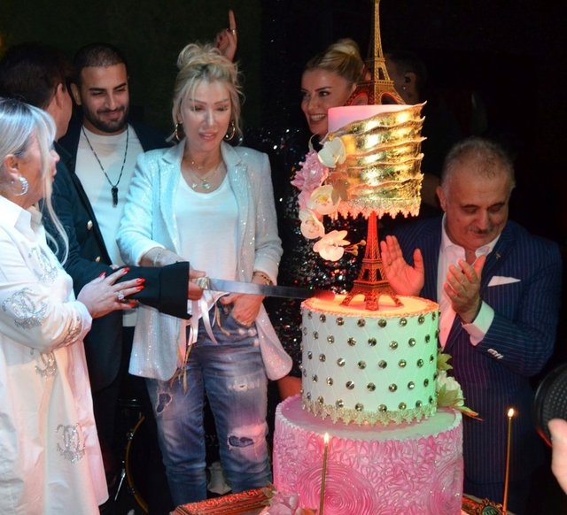 Hadise'nin yaş günü pastasının eşini Seda Sayan da kesmiş!