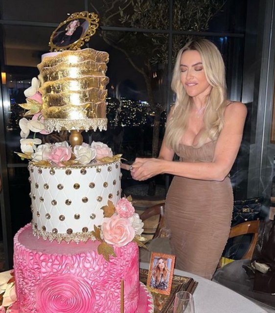 Hadise'nin yaş günü pastasının eşini Seda Sayan da kesmiş!