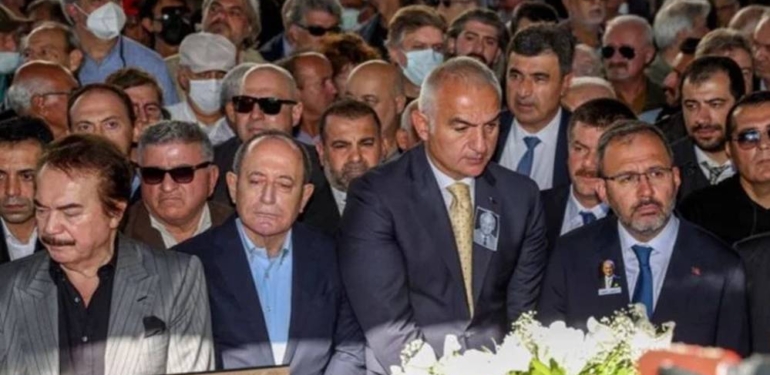 Halit Kıvanç’ın oğlu Ümit Kıvanç’tan cenaze tepkisi: Önde saf tutup ‘gözüktüler’, gittiler