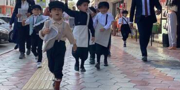 Hatay'da-anaokulu-öğrencileri-Cumhuriyetin-ilanını-duyuran-gazete-dağıttı