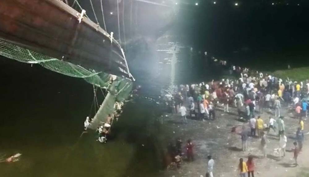 Hindistan'da asma köprü çöktü, yüzlerce kişi nehre düştü: En az 68 kişi öldü