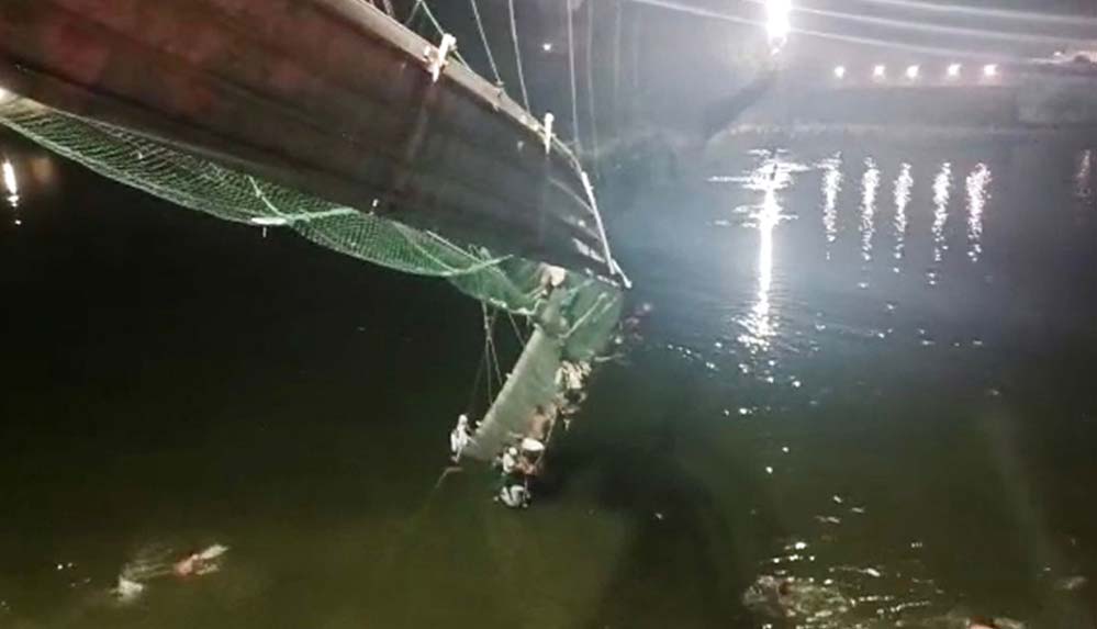 Hindistan'da asma köprü çöktü, yüzlerce kişi nehre düştü: En az 68 kişi öldü
