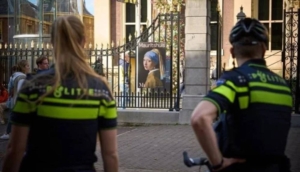 İklim aktivistleri 'İnci Küpeli Kız' tablosuna saldırdı