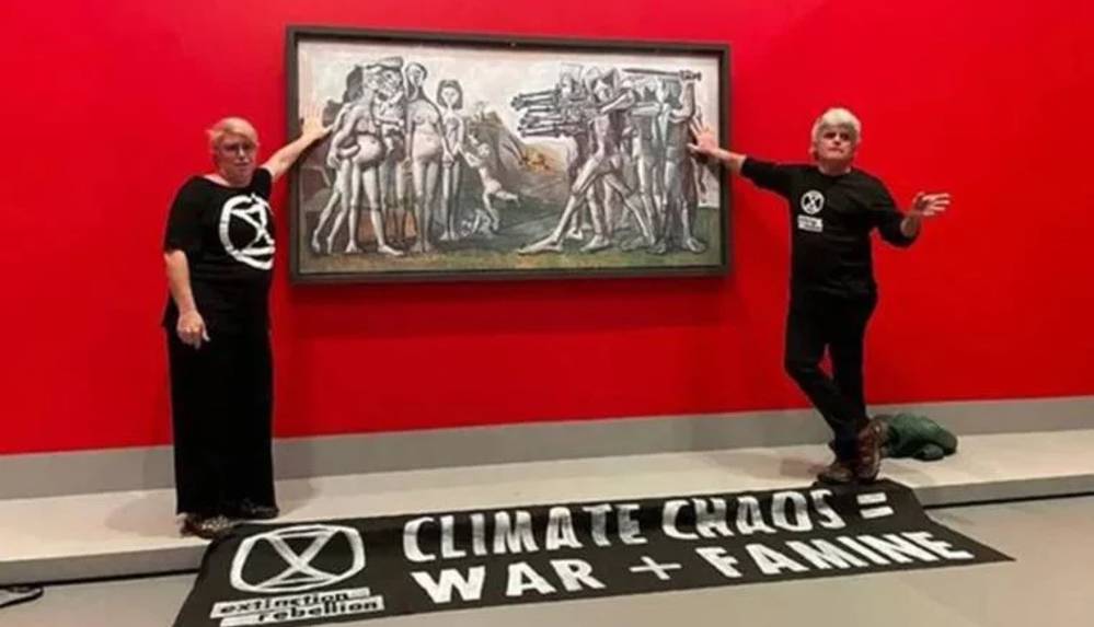 İklim aktivistleri Picasso tablosuna 'ellerini' yapıştırdı