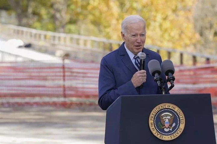 Joe Biden bu sefer de arkasını dönüp boşlukla sohbet etti, yolunu bulamayınca kürsüden inemedi
