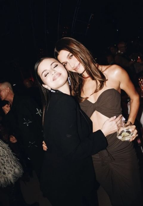 Justin Bieber'ın eski sevgilisi ve şimdiki eşi aynı karede: Hailey Bieber ve Selena Gomez'in birlikte verdiği poz sosyal medyanın gündeminde