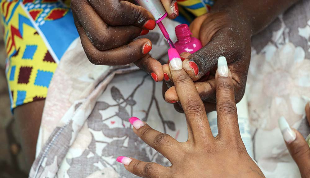 Kamerun’da 'seyyar manikürcüler, pedikürcüler ve tırnak kesiciler' yoğun ilgi görüyor