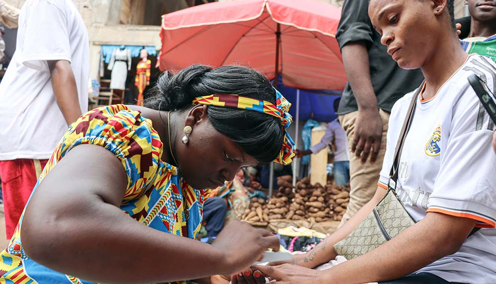 Kamerun’da 'seyyar manikürcüler, pedikürcüler ve tırnak kesiciler' yoğun ilgi görüyor
