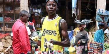 Kamerun’da-'seyyar-manikürcüler,-pedikürcüler-ve-tırnak-kesiciler'-yoğun-ilgi-görüyor