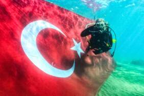 Mersin'de-dalgıçlardan-su-altında-29-Ekim-Cumhuriyet-Bayramı-kutlaması-1