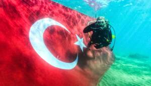 Mersin'de dalgıçlardan su altında 29 Ekim Cumhuriyet Bayramı kutlaması