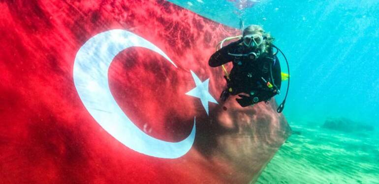 Mersin'de-dalgıçlardan-su-altında-29-Ekim-Cumhuriyet-Bayramı-kutlaması-1
