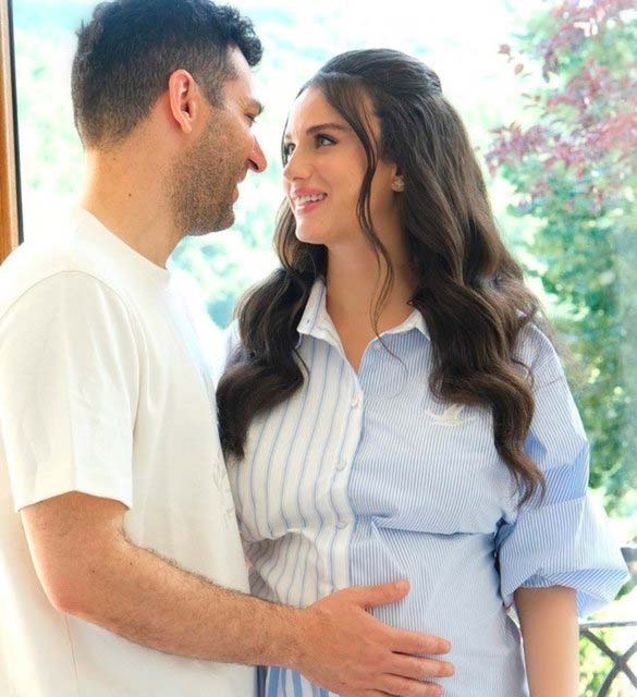 Murat Yıldırım ve eşi Imane Elbani'den 'Miray bebek'le ilk poz: Sonunda kızımız dünyaya geldi…"