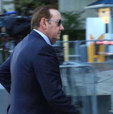 Oscarlı aktör Kevin Spacey'in yargılandığı cinsel saldırı davasında karar! Jüri üyeleri Kevin Spacey'i suçsuz buldu 4 Oscarlı aktör Kevin Spacey'in yargılandığı cinsel saldırı davasında karar! Jüri üyeleri Kevin Spacey'i suçsuz buldu