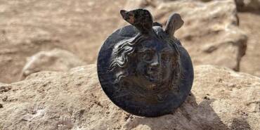 Perre-Antik-Kenti'ndeki-kazılarda-1800-yıllık-askeri-madalya-bulundu