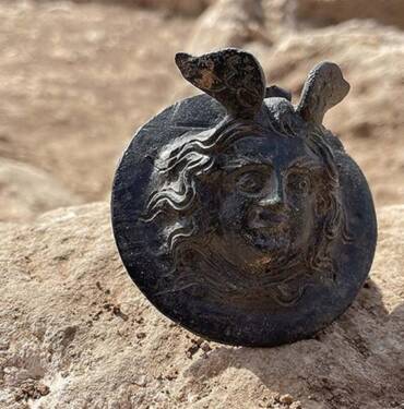Perre Antik Kenti'ndeki kazılarda 1800 yıllık askeri madalya bulundu 3 Perre-Antik-Kenti'ndeki-kazılarda-1800-yıllık-askeri-madalya-bulundu