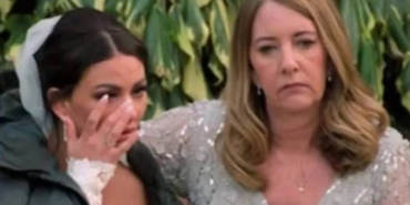 Televizyon yıldızı Jess O'Connor sevgilisi ve üvey annesini koltukta cinsel ilişki sonrasında yakaladı!r