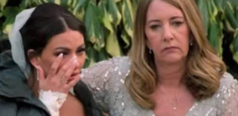 Televizyon yıldızı Jess O’Connor sevgilisi ve üvey annesini koltukta cinsel ilişki sonrasında yakaladı!r