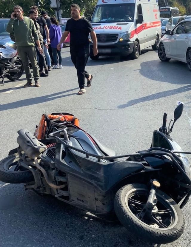 Ünlü oyuncu Cemal Hünal kaza yaptı; çarptığı motosiklette yaralılar var