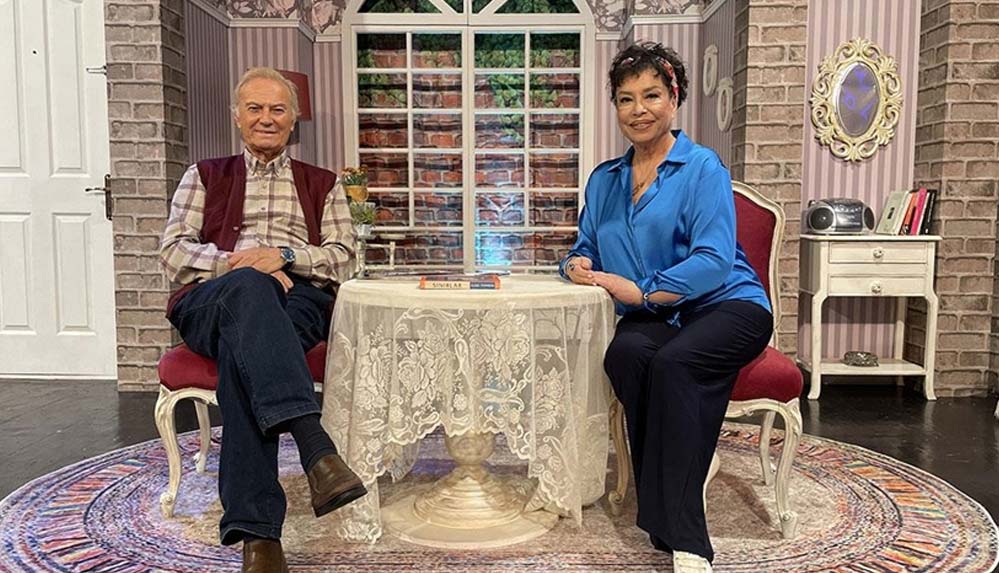 Yeşilçam'ın-efsanelerini-sahnede-buluşturan-'Muhteşem-İkili'-prömiyer-yaptı