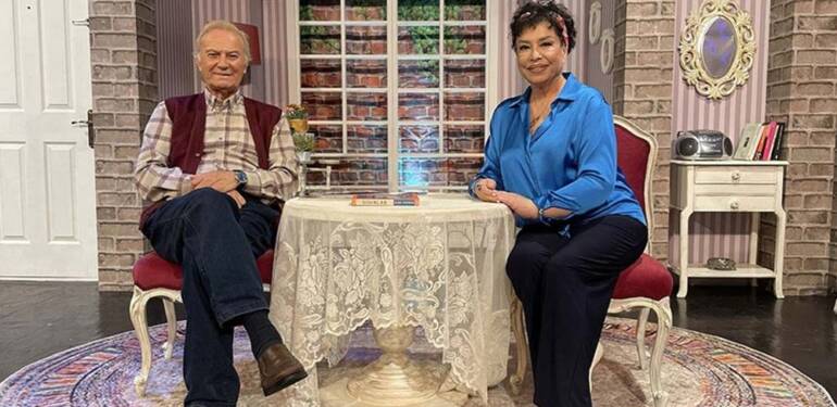 Yeşilçam'ın-efsanelerini-sahnede-buluşturan-'Muhteşem-İkili'-prömiyer-yaptı