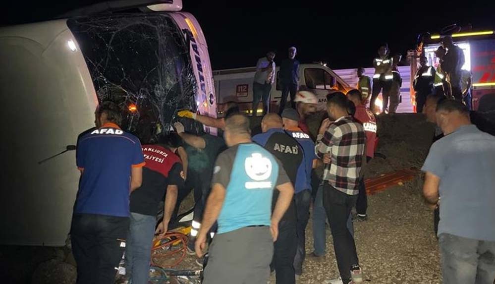 Yolcu-otobüsü-ve-kamyonet-şarampole-devrildi,-25-kişi-yaralandı
