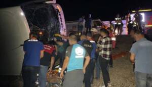 Yolcu otobüsü ve kamyonet şarampole devrildi, 25 kişi yaralandı