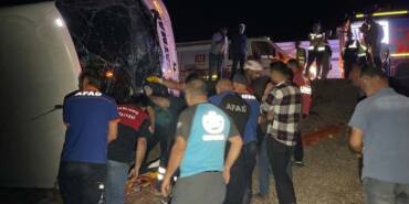 Yolcu-otobüsü-ve-kamyonet-şarampole-devrildi,-25-kişi-yaralandı