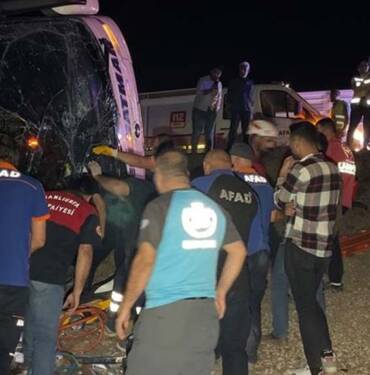 Yolcu-otobüsü-ve-kamyonet-şarampole-devrildi,-25-kişi-yaralandı