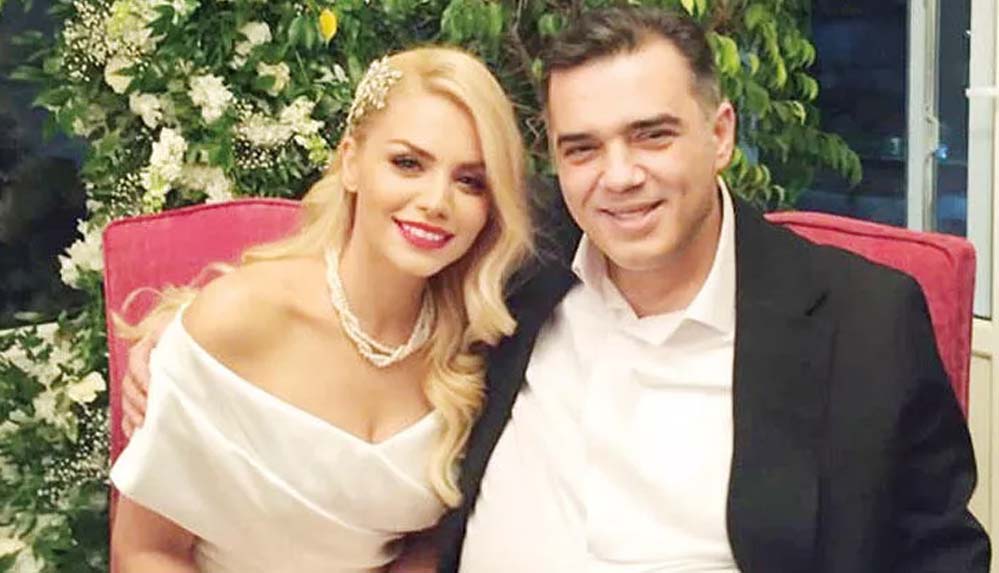 ‘Hep seninle evleneceğiz’ derdi! Yeşilçam’ın ‘Sezercik’i Sezer İnanoğlu, 4’üncü kez evlendi 5 ‘Hep-seninle-evleneceğiz’-derdi!-Yeşilçam’ın-‘Sezercik’i-Sezer-İnanoğlu,-4’üncü-kez-evlendi