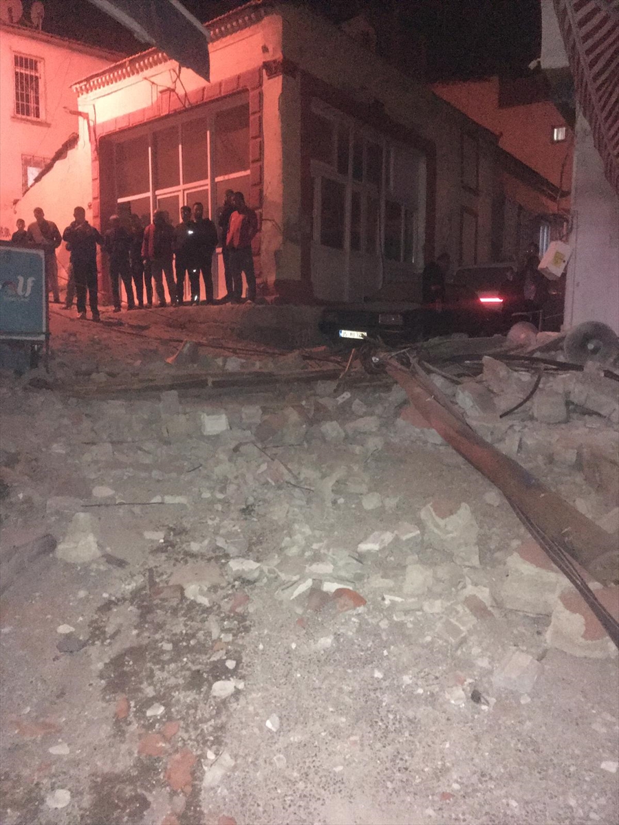 İzmir'de gece yarısı deprem! Yıkılan yerler var...