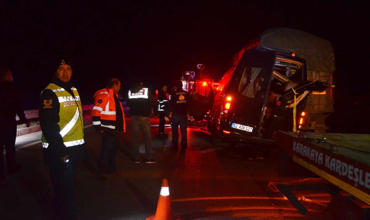 Amasya'da tiyatro oyuncularını taşıyan minibüs tıra çarptı: 3 ölü, 8 yaralı