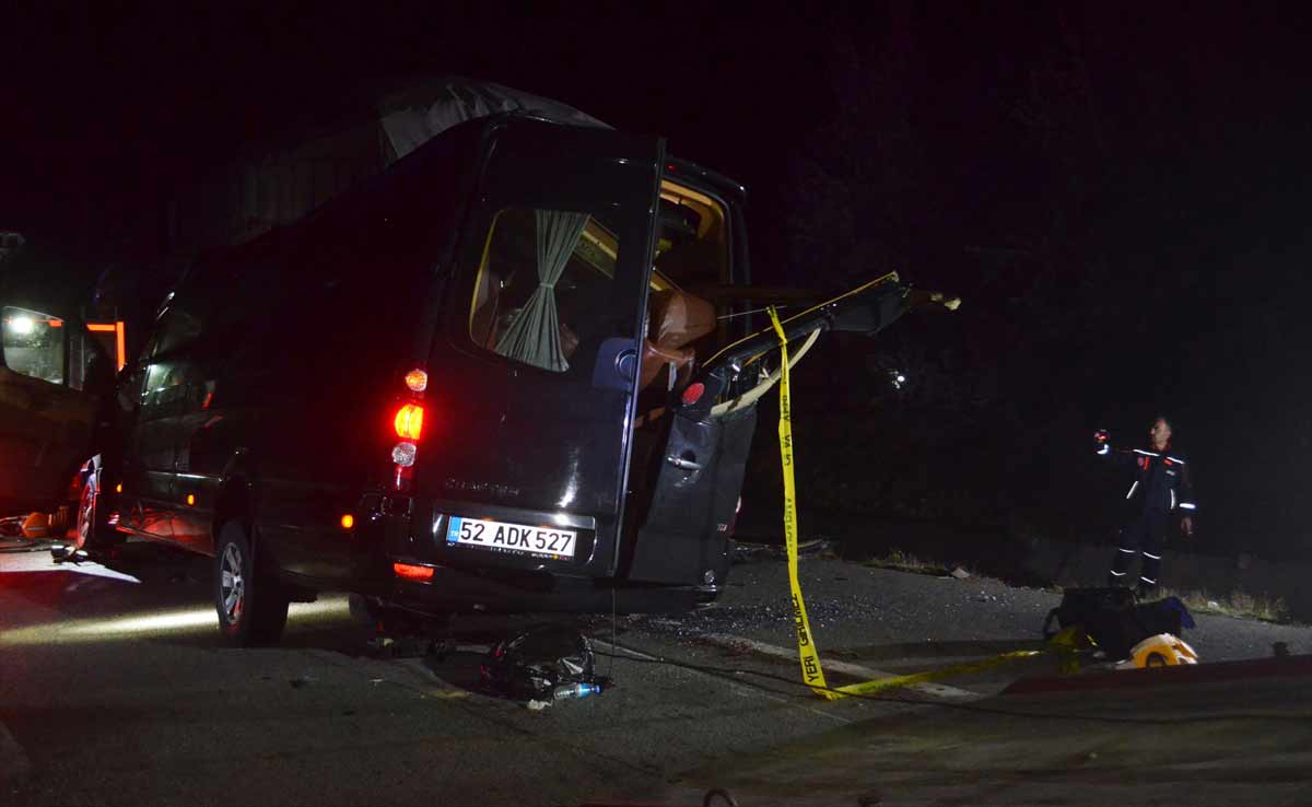 Amasya'da tiyatro oyuncularını taşıyan minibüs tıra çarptı: 3 ölü, 8 yaralı