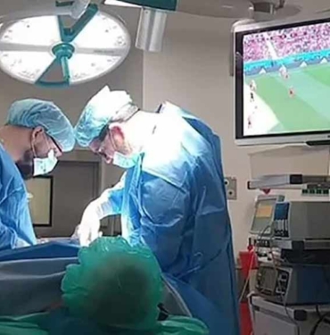 Böyle futbol aşkı görülmedi: Ameliyat olurken Dünya Kupası’nı izledi 2 Ameliyat-olurken-Dünya-Kupası’nı-izledi