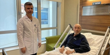 Ameliyattan 25 yıl kaçan hastadan 750 gram prostat çıktı