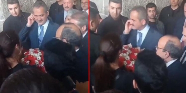 Bakan Özer, atama bekleyen öğretmenin uzattığı çiçeği almadı