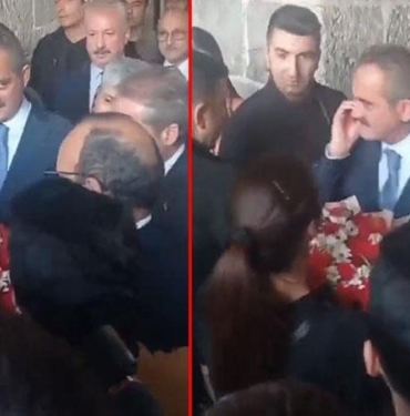 Bakan Mahmut Özer, atama bekleyen öğretmenin uzattığı çiçeği almadı 8 Bakan Özer, atama bekleyen öğretmenin uzattığı çiçeği almadı
